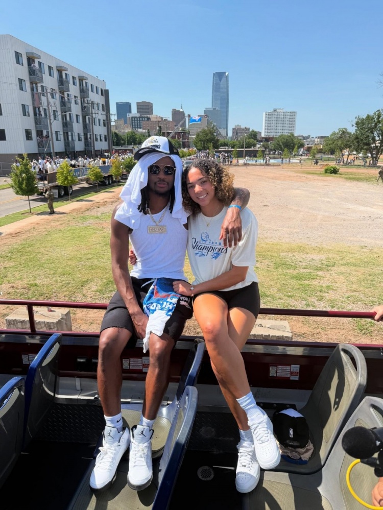 世界杯app下载-相聚洛杉矶！卡森谈女友疯三夺冠：看到她实现梦想 真让人高兴